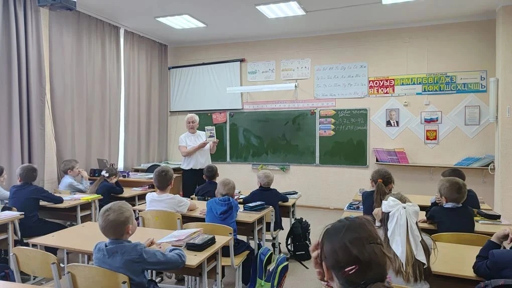Ученики 2А класса приняли участие в акции «Читаем детям о войне». Для них сотрудник дет...