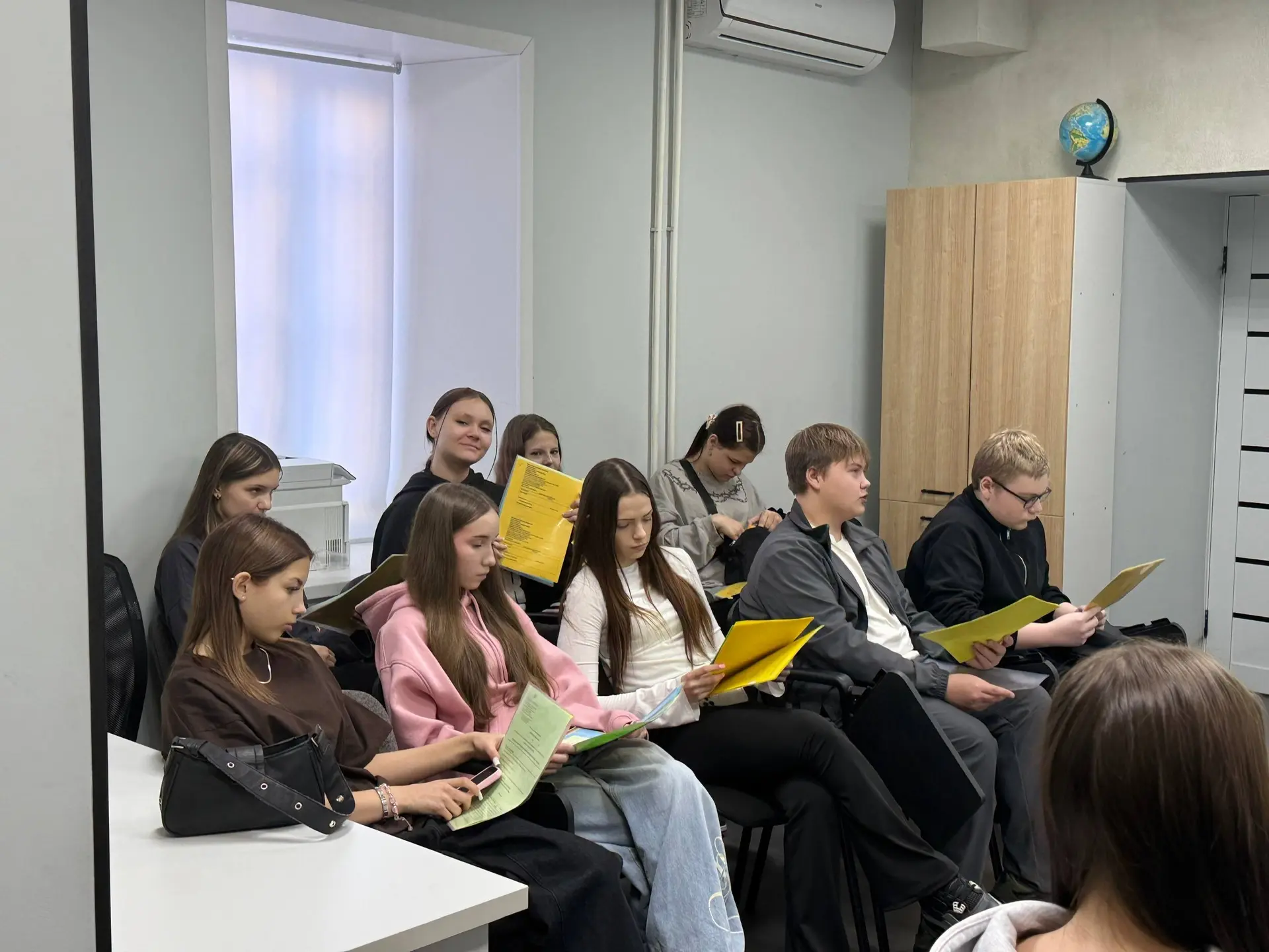 🔍 Новости из школы!  Ученики 9 классов побывали на профориентационной экскурсии в центре гигиены и э