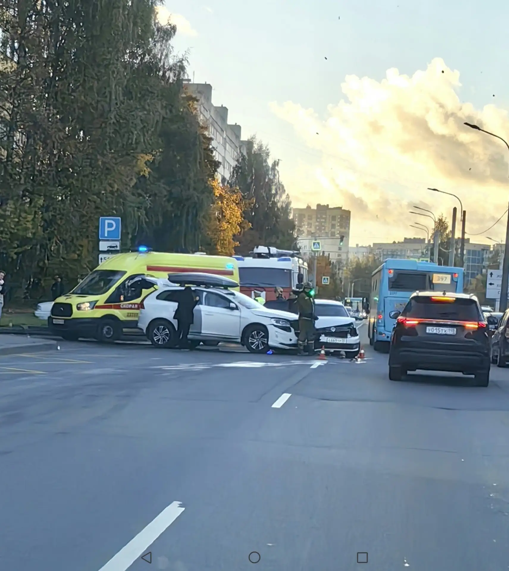 ДТП на ул Прокофева, Volvo не удачно выехал из двора. Службы на месте.