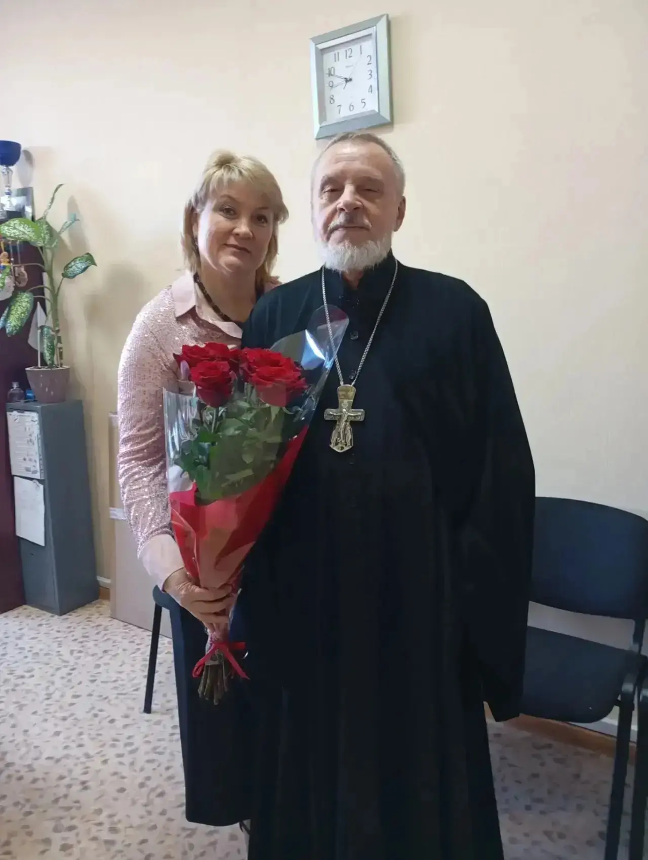 В День учителя клирик Свято-Никольского храма-памятника протоиерей Александр