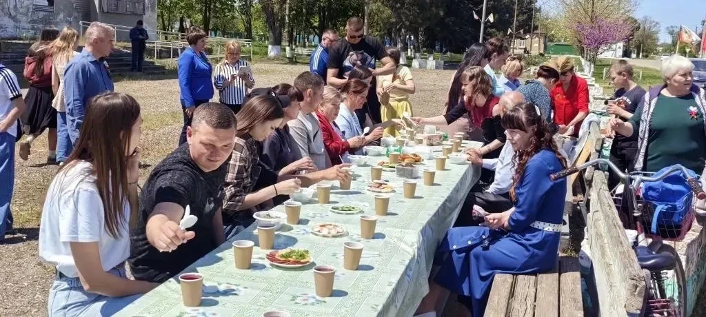 В центре станицы Степной угощают земляков солдатской кашей с тушенкой!   Организаторами акции стали 