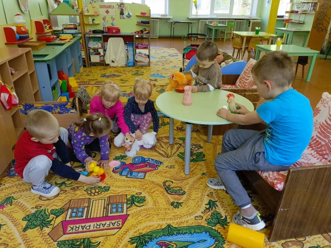 В дошкольной группе продолжается реализация проекта "Семья - это Мы". В начале лета играли в сюжетно
