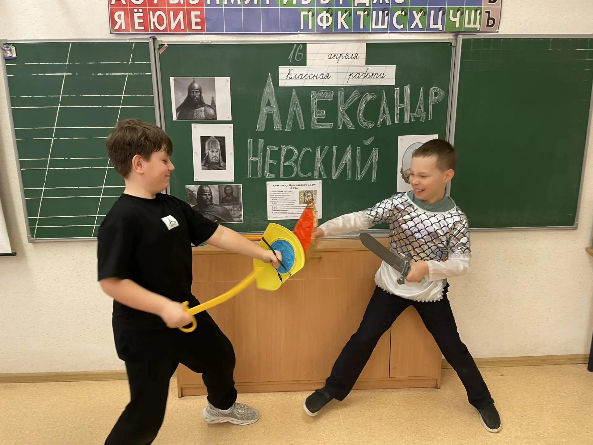 ⚔️ 4И: исторический поединок, посвящённый Александру Невскому  В 4И классе прошёл необычный историче