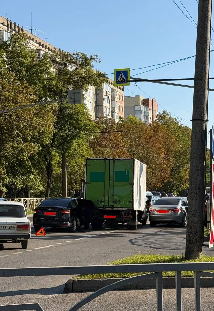 Авария из трех авто на Пирогова возле Голди, перекрыты все две полосы движения объезд п...