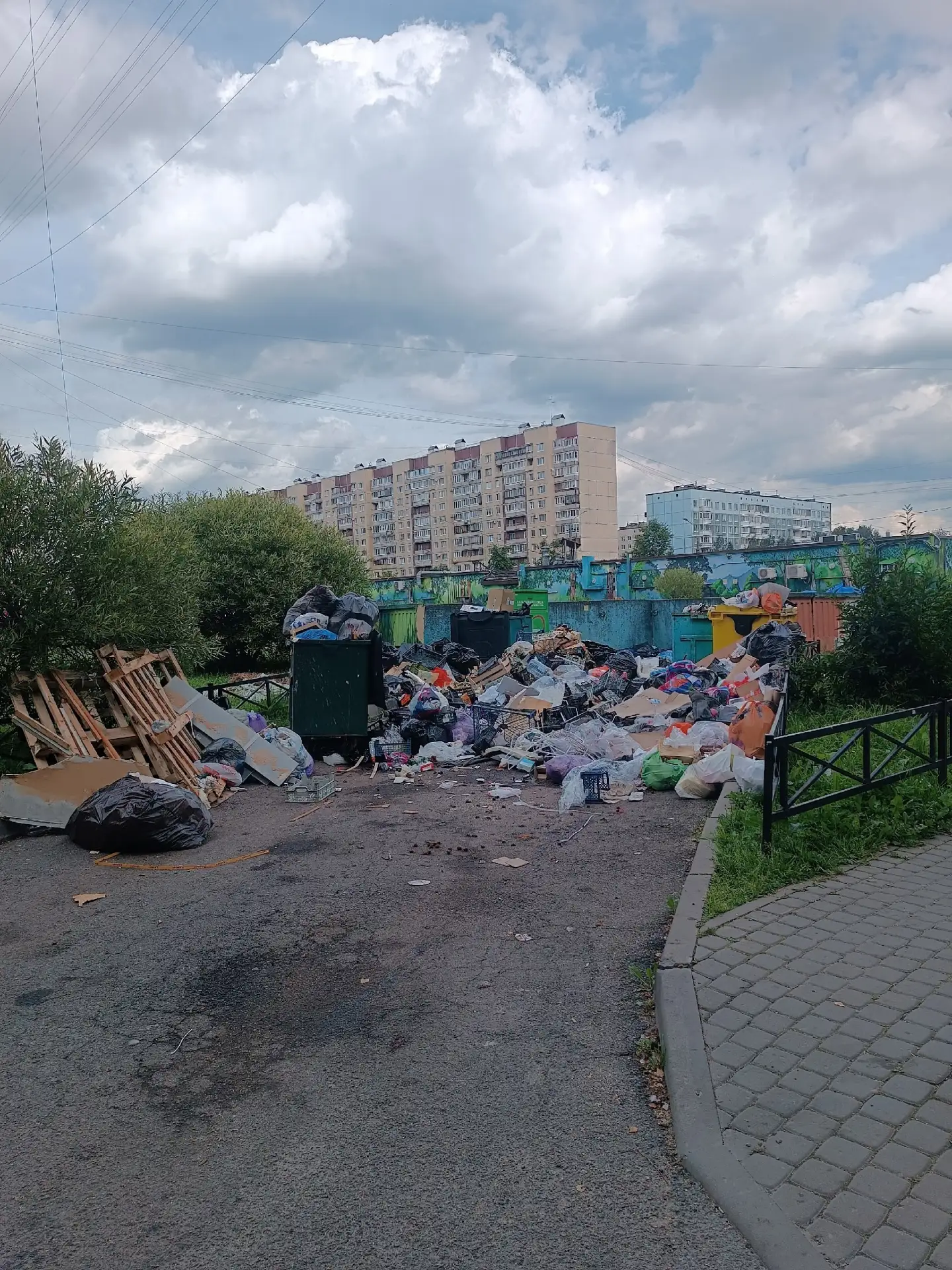 Большевиков 9к1, парадная 12 уже неделю так. Концов не найти, куда только не звонили. Е...