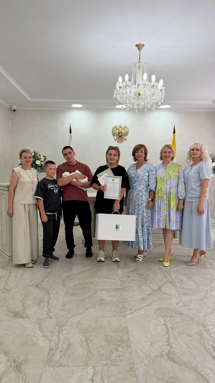 В Кировском округе выдали порядка ста подарочных наборов для новорожденных