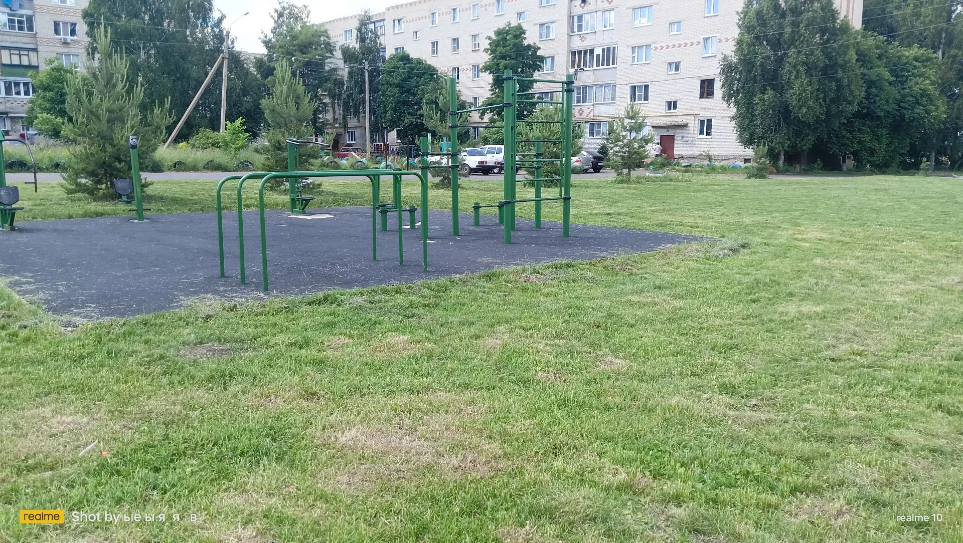 Осуществлён покос травы на прилегающей территории спортивного объекта "Футбольное поле" МБУ ДО "ДЮСШ