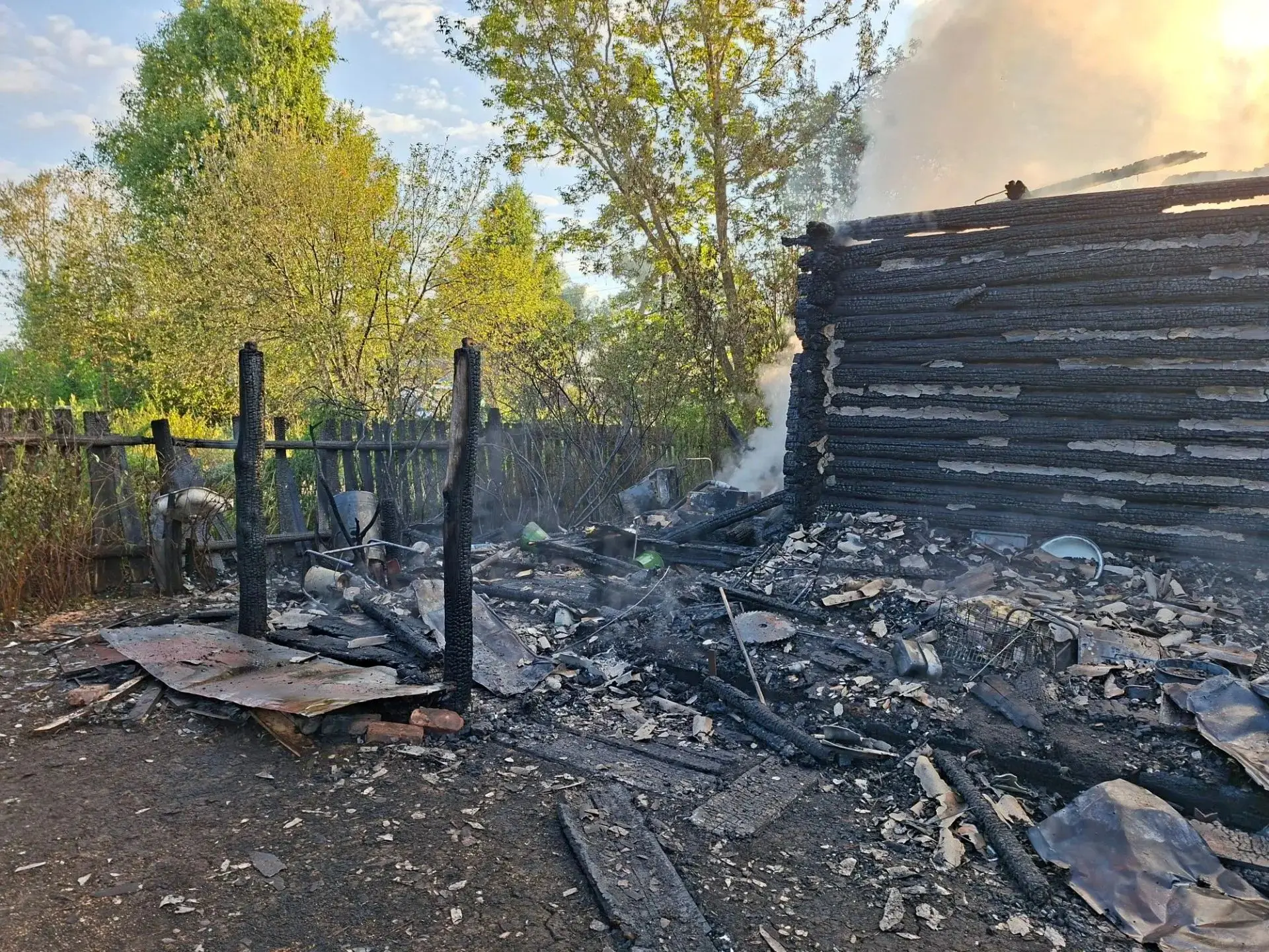 Трагедия в Кугарчинском районе: при пожаре в деревне Аралбаево погибли два человека.
