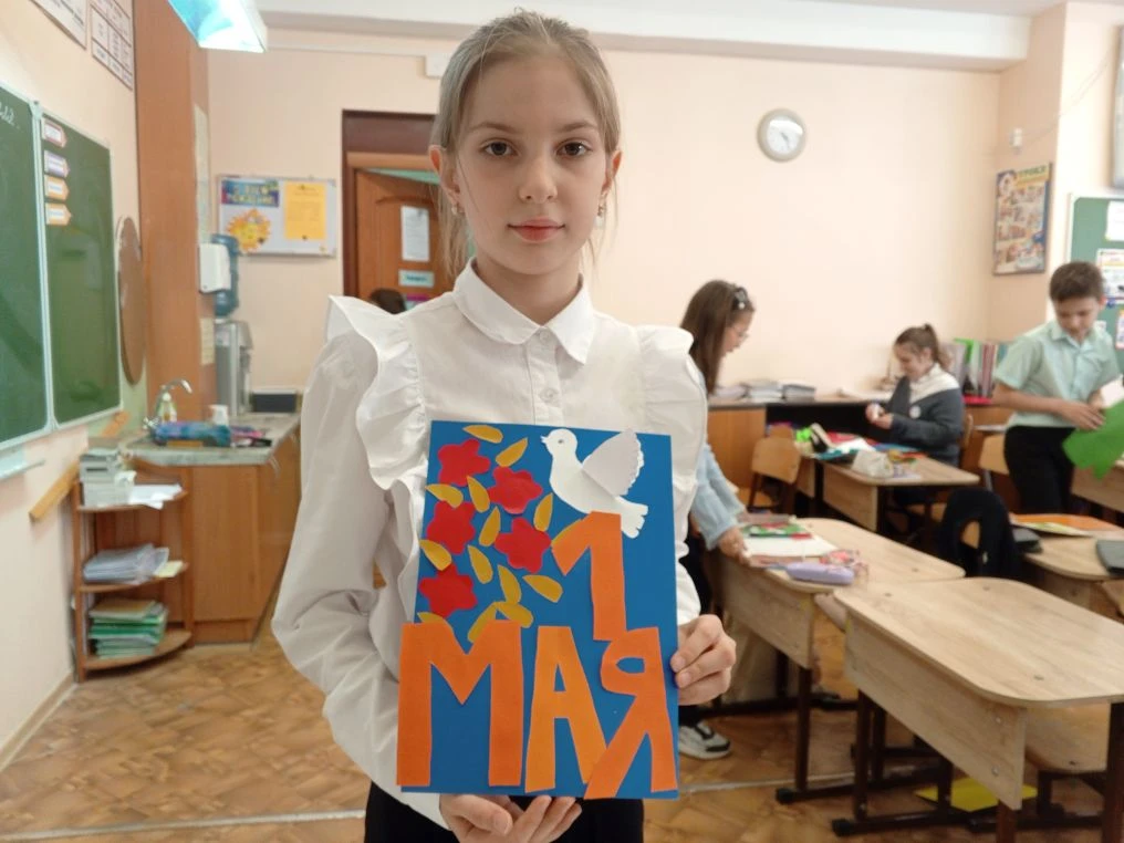 🌿 МИР! ТРУД! МАЙ! 🛠  🤔 Знаете, что общего между гвоздикой, весенней веточкой и ладошками младшекласс