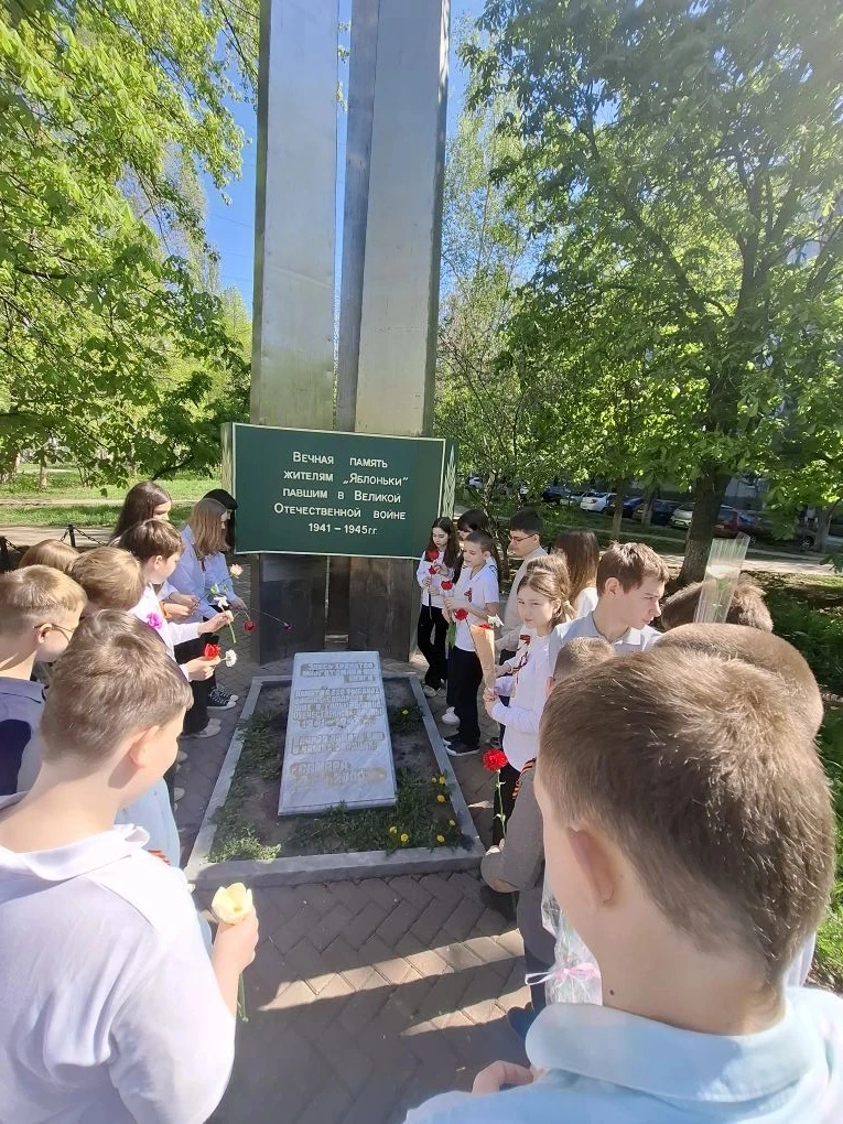🇷🇺📸 Под руководством классного руководителя Орловой Ирины Викторовны, учащиеся 6 «А» класса возложил