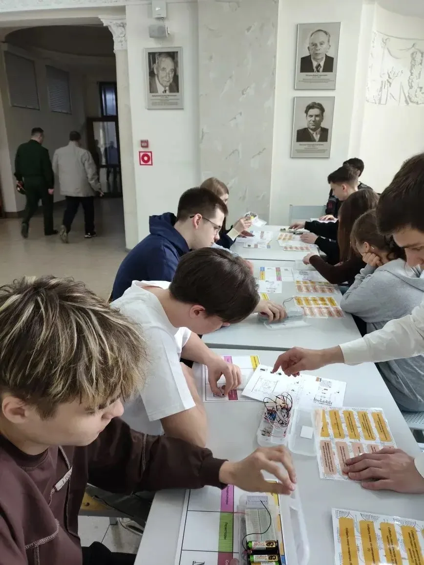 ⚡ Сегодня ученики 10А и 10В технологических классов посетили фестиваль радиоэлектроники — яркое и ув