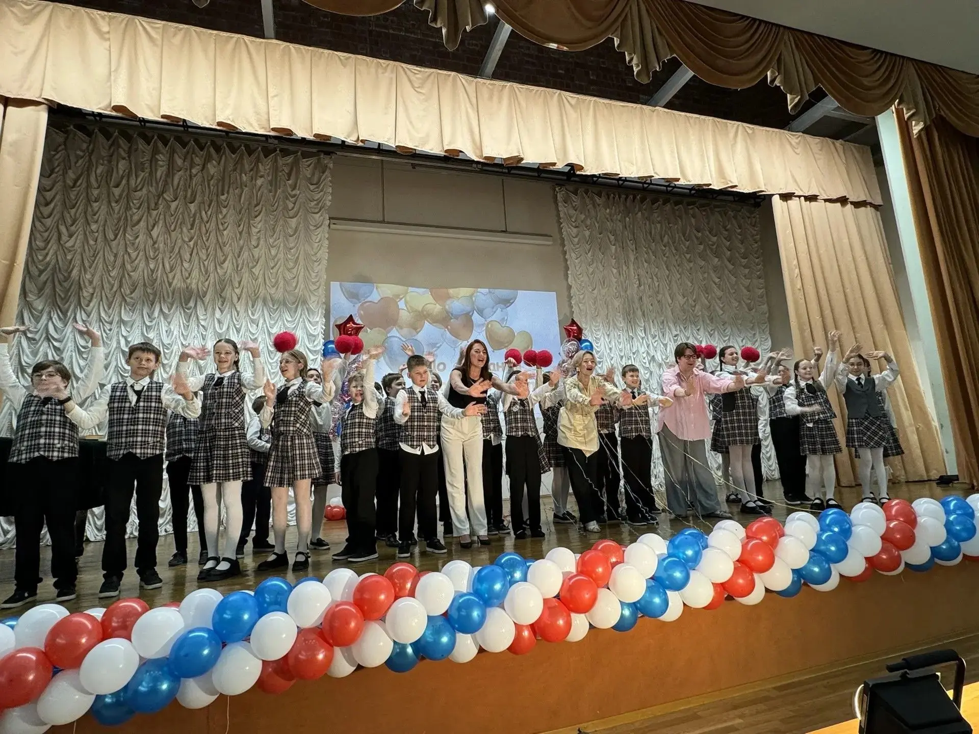 🎉Праздник "Прощай, начальная школа"!  В Лицее №410 состоялось торжественное мероприятие – четверокла