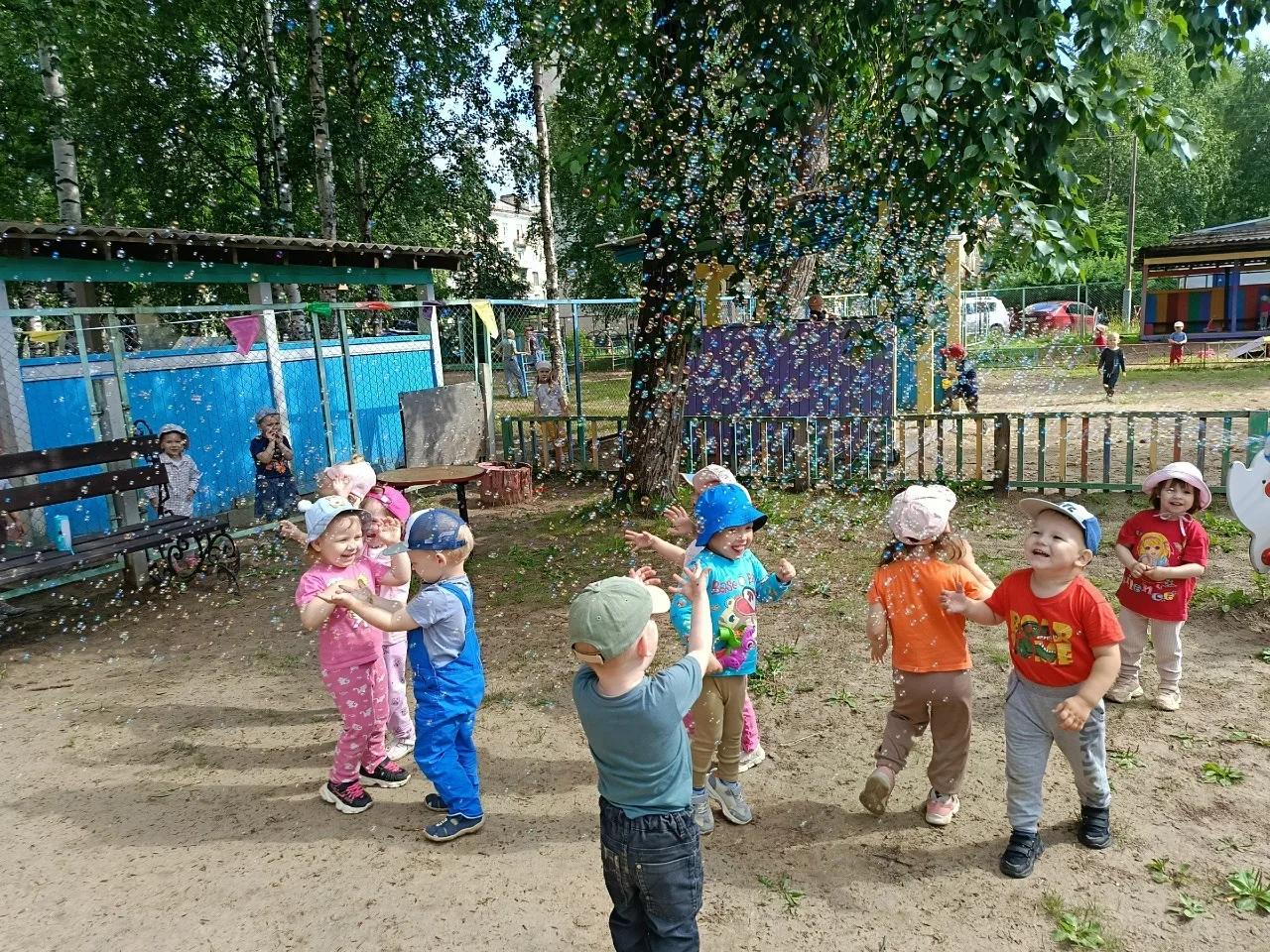 Улыбнись-ка поскорей, 
Сегодня праздник пузырей. 
Будем мы сейчас играть 
И пузырики пускать! 
🫧🫧�