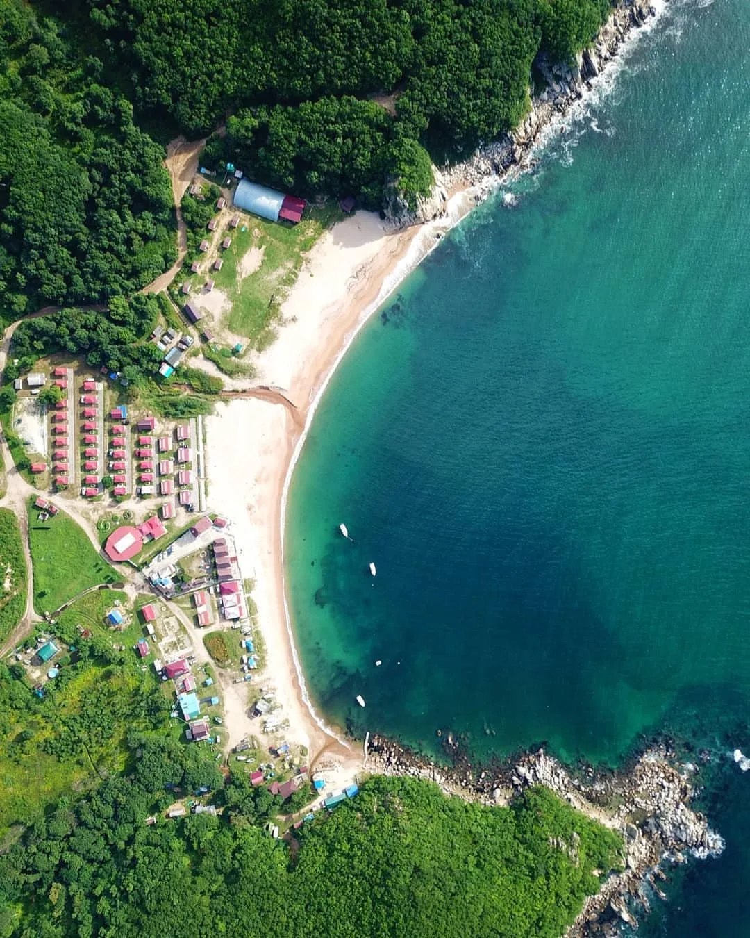 🌅 Пляжный отдых на берегу Японского моря  Белый песок, морская вода изумрудного оттенка, отсутствие 