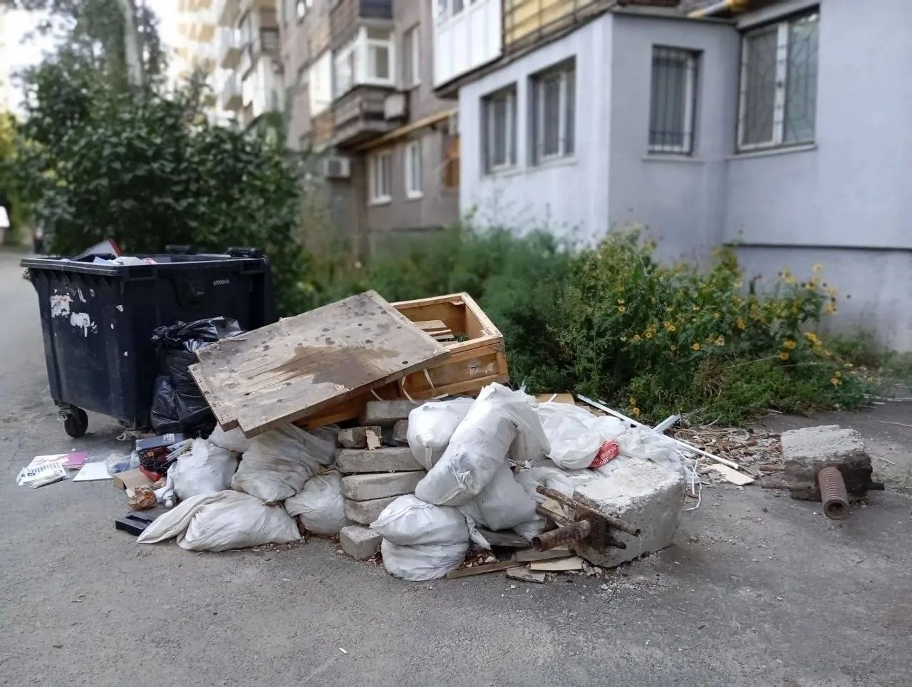 😔 Жильцы дома на бульваре Шевченко, 76 жалуются на многолетние проблемы с благоустройс...