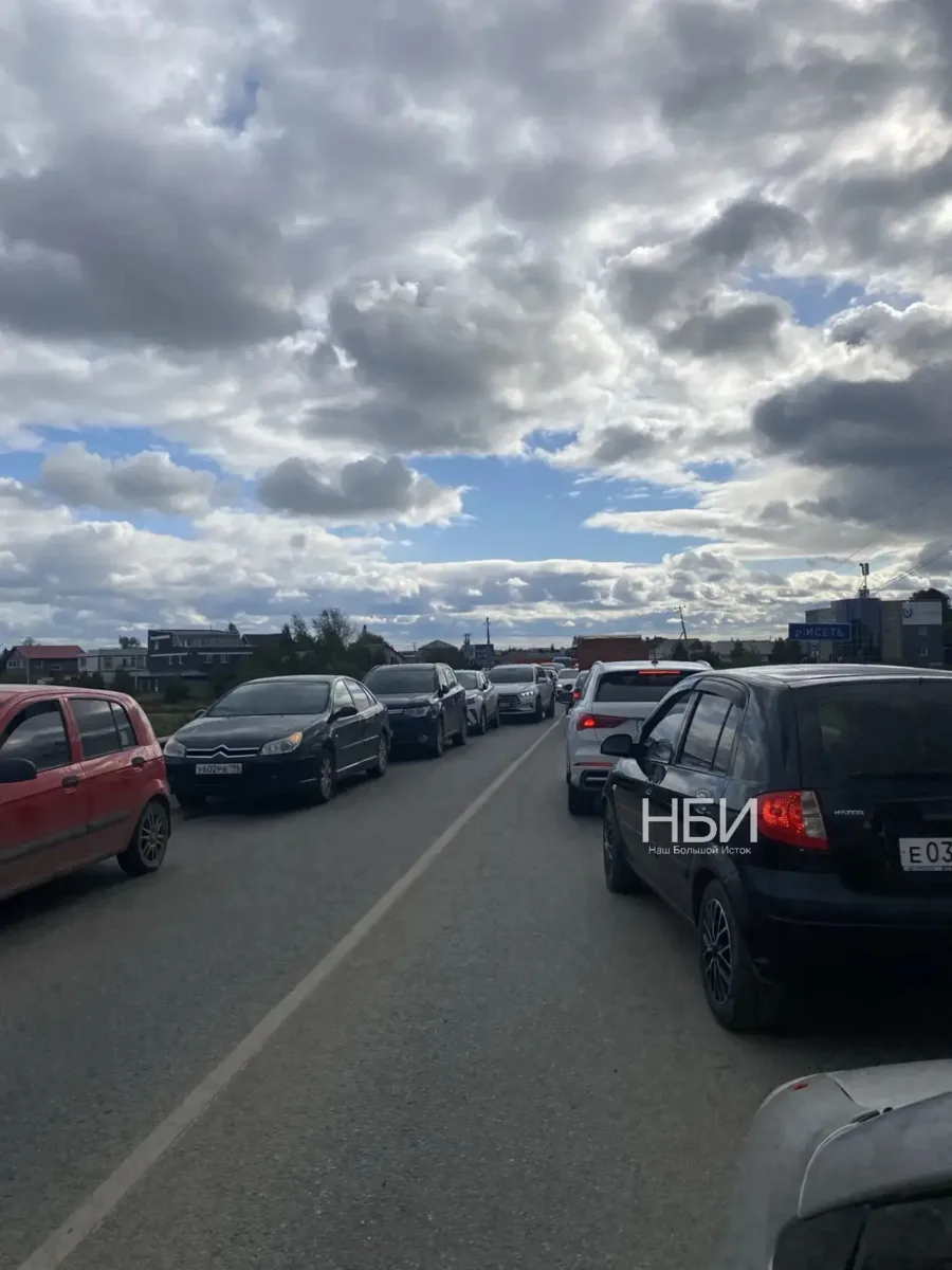 В Арамили на мосту на Пролетарской собралась огромная пробка. По словам очевидцев, движ...