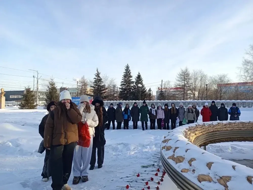 Память о блокаде Ленинграда С трепетом в сердце храним, За мужество, силу, отвагу Ленинградцам спаси