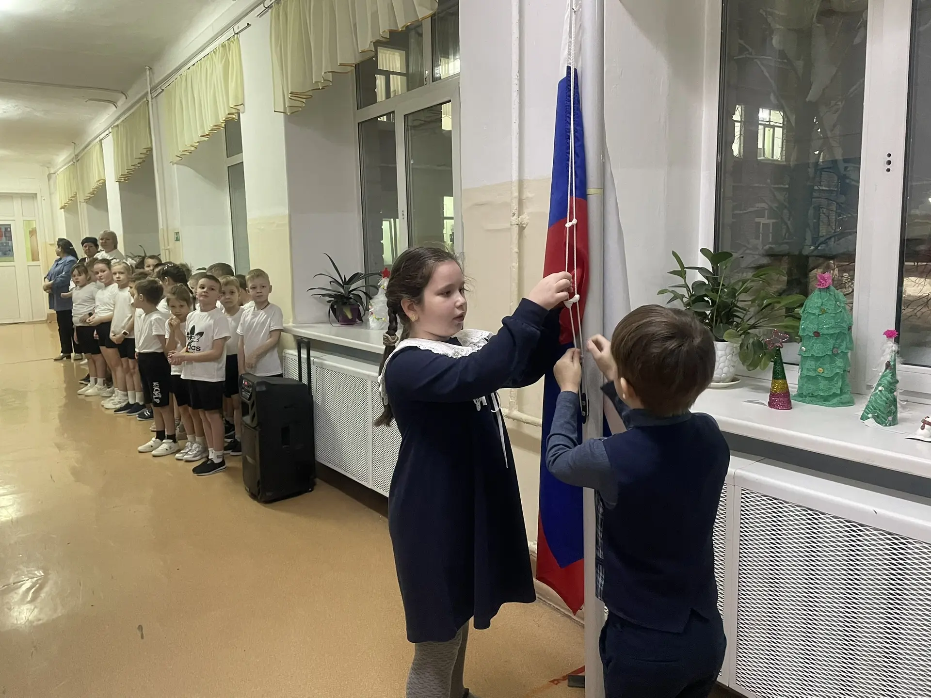 Сегодня в нашей школе состоялась первая в 2026 году торжественная линейка, посвященная поднятию госу