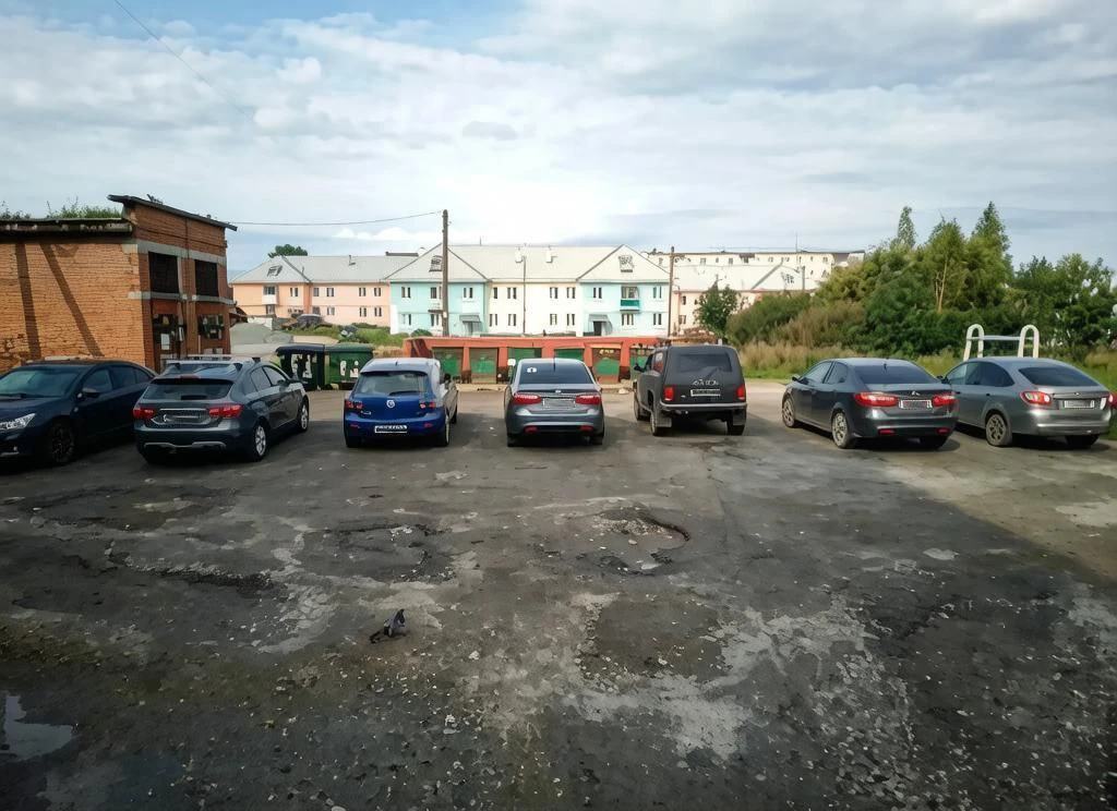 🚛Одна из бед экипажа мусоровоза — припаркованный на контейнерной площадке транспорт, к...