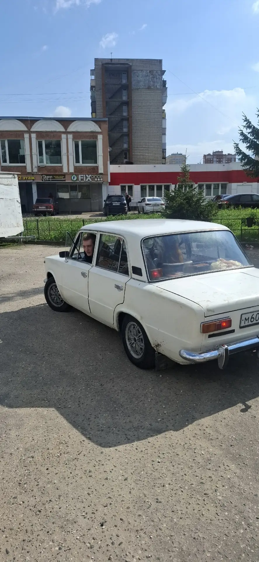 Данный человек не зная ПДД залетает во все повороты   без Поворотников ,на что ему было сделано заме