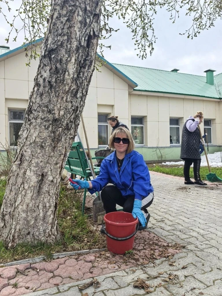В пятницу сотрудники Центра продолжили приводить в порядок прилегающую территорию учреждения. Провел