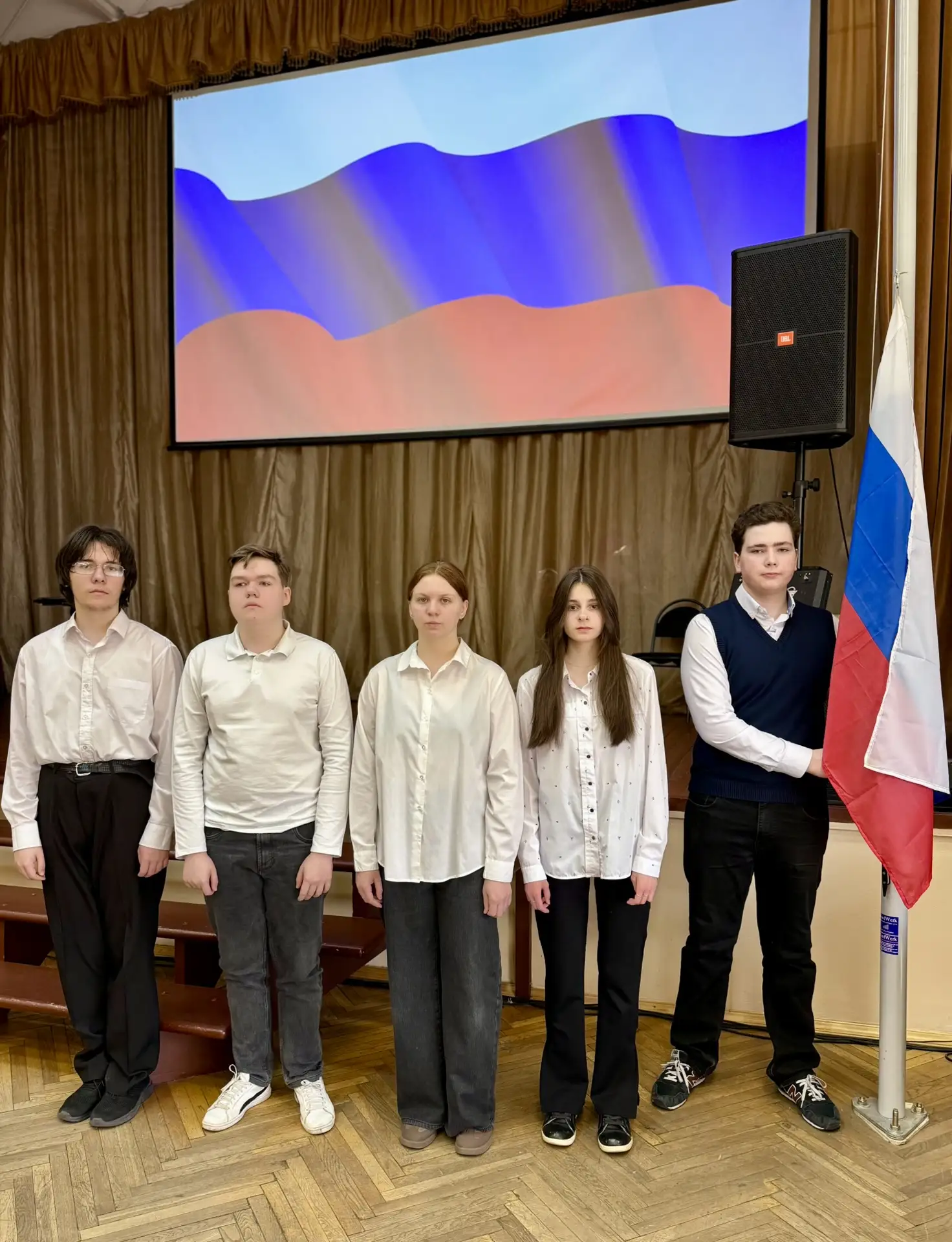 Торжественная церемония поднятия флага и Неделя космоса в России!  🇷🇺 Сегодня в нашей школе прошла т