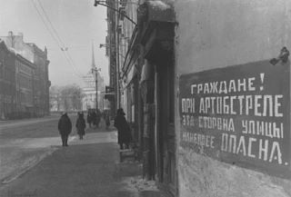 Ровно 85 лет назад началась блокада Ленинграда. Утром горожане несли цветы к мемориальн...