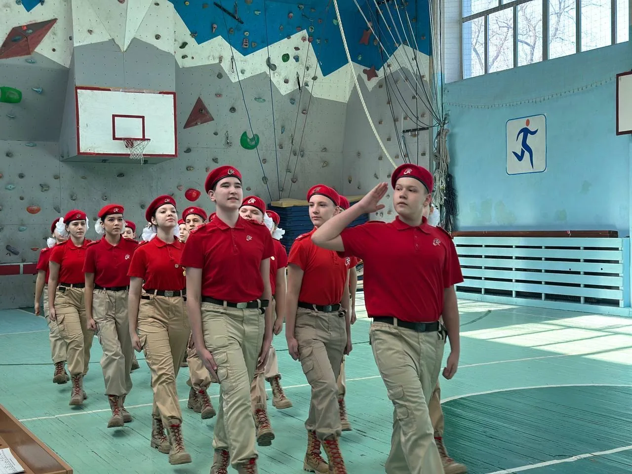 🪖🎖️Школьный смотр строя и песни  17 февраля в нашей школе прошел смотр строя и песни, который стал ч