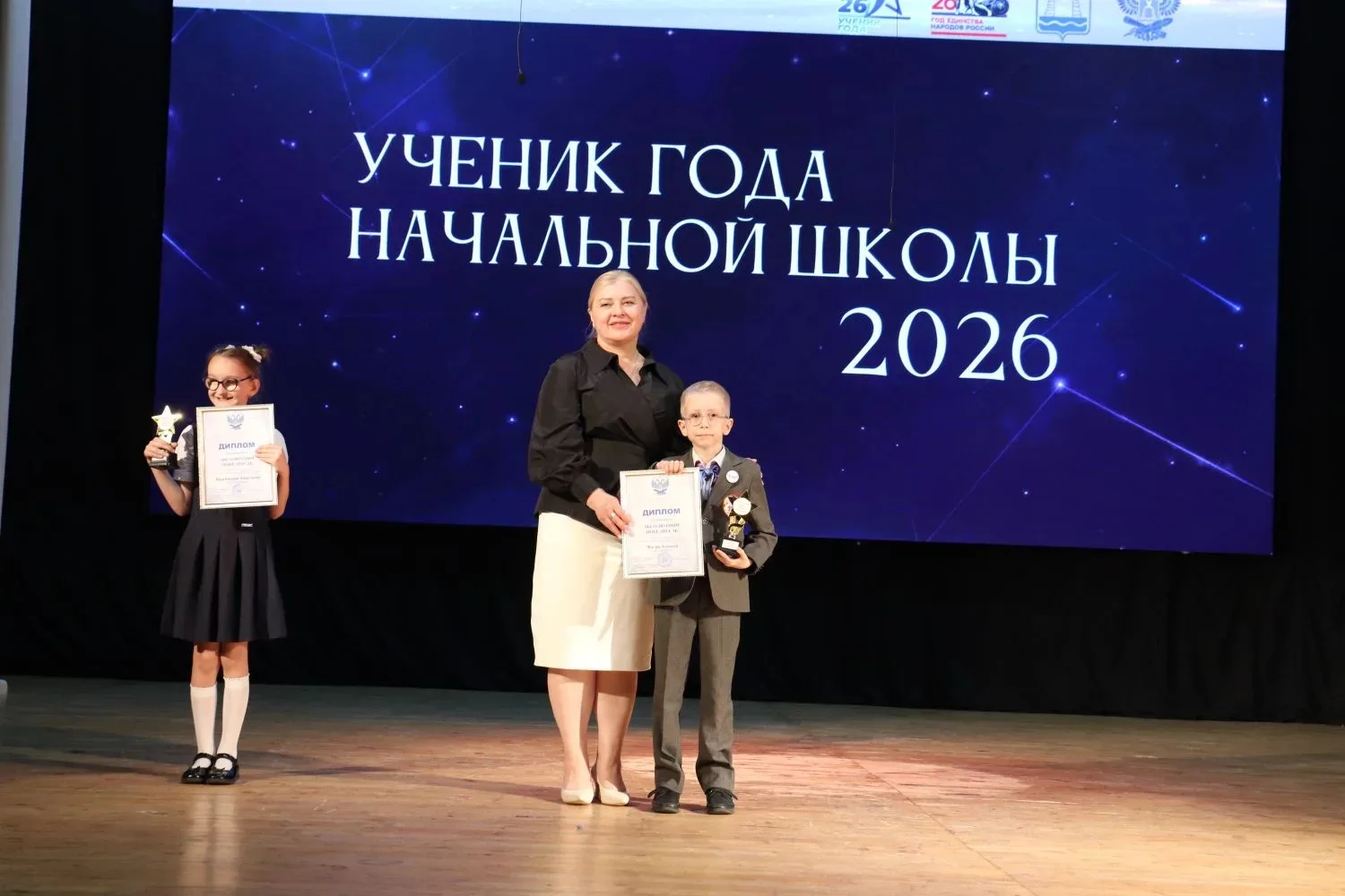 «Зажги свою звезду!»: одаренных детей и победителей конкурсов наградили на главной сцене Батайска.  