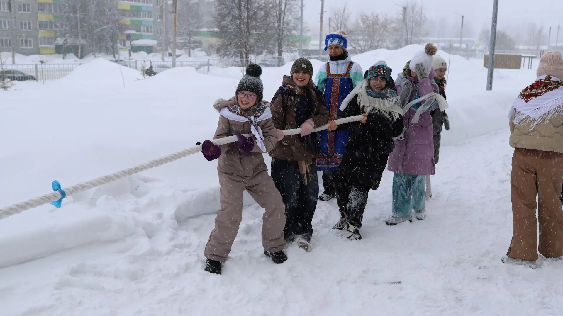 ❄Спорит, силой меряясь, Зимушка с Весной, Снегом заметала весь покров земной...  🥞Пятые классы приня