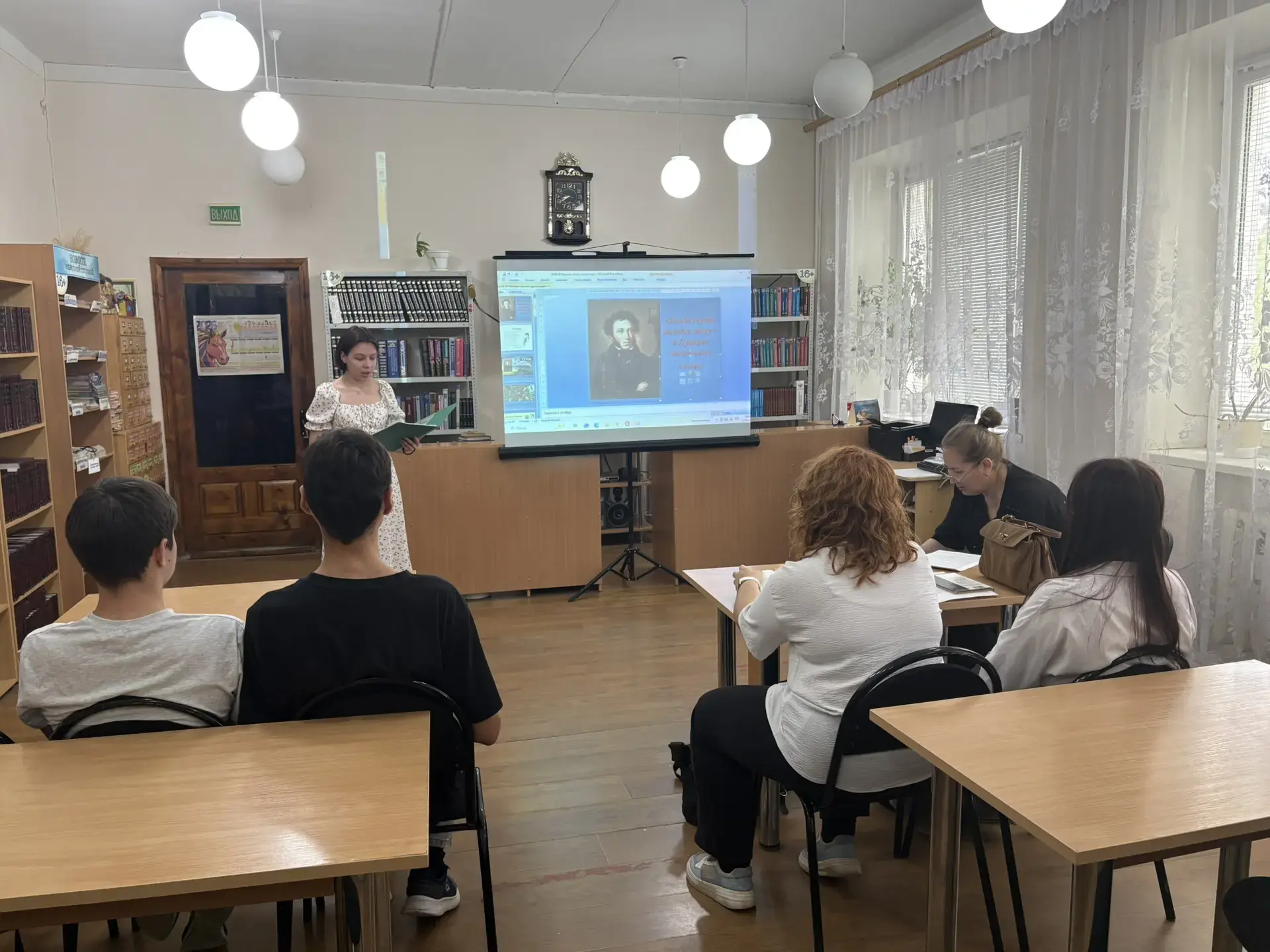 Волонтёрский клуб «Добротворцы» совместно с отделом обслуживания Центральной библиотеки провел акцию