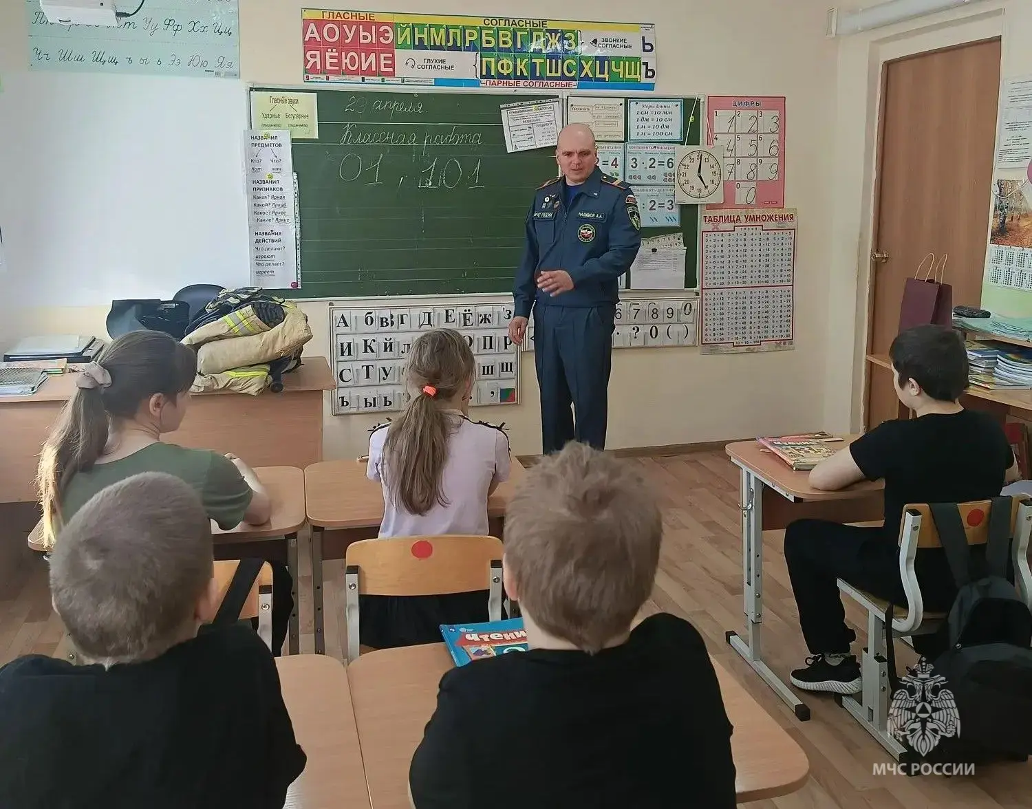 🔥 «Урок, который может спасти жизнь»: огнеборцы обучили школьников правилам пожарной безопасности  В