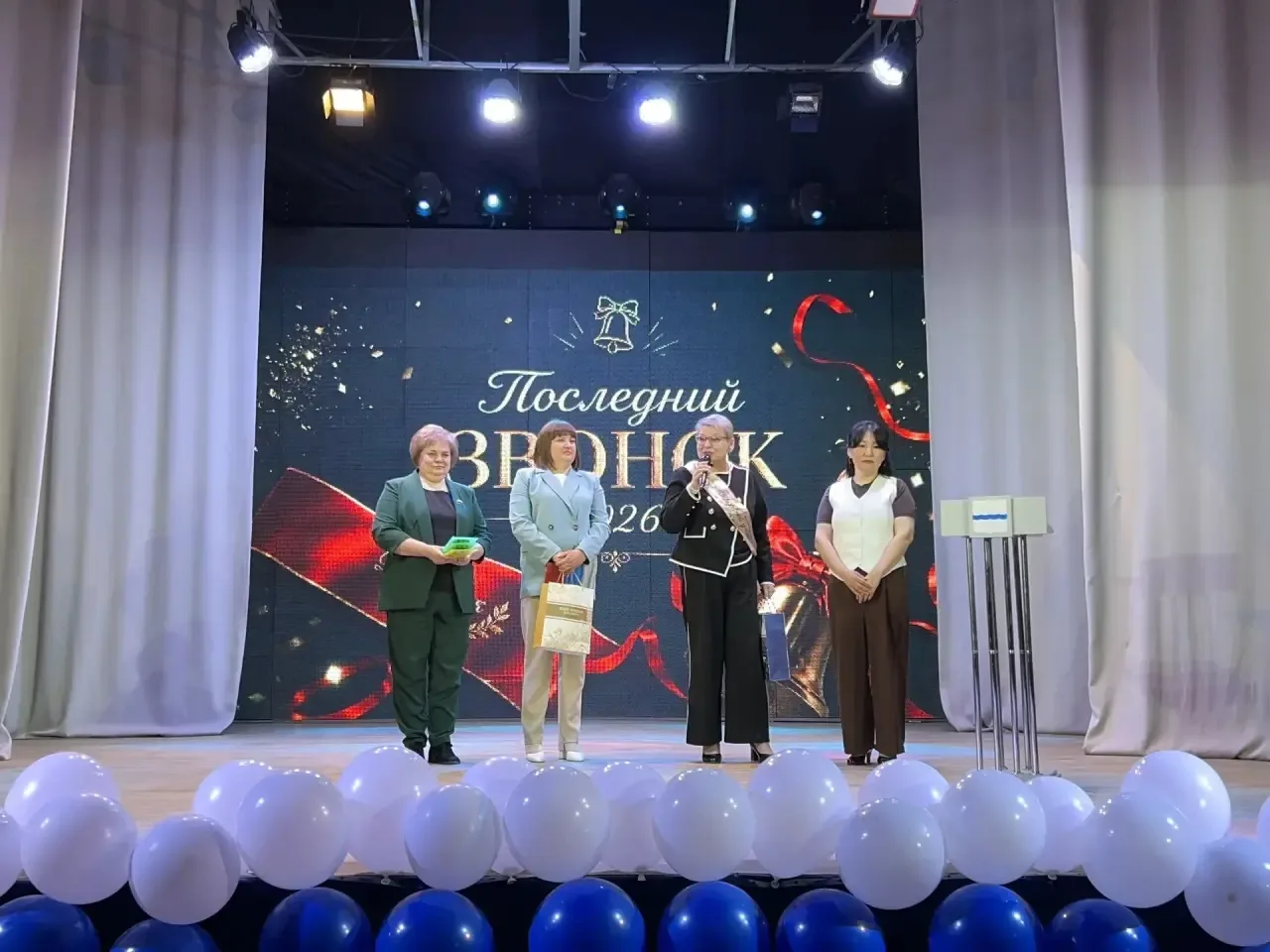 Сегодня у наших учеников 11-х классов на сцене Национально-культурного центра «Гармония» прошел праз