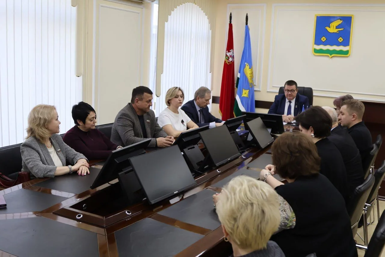 🤝Депутат Мособлдумы Андрей Голубев встретился с однопартийцами в Ступино  В администрации городского