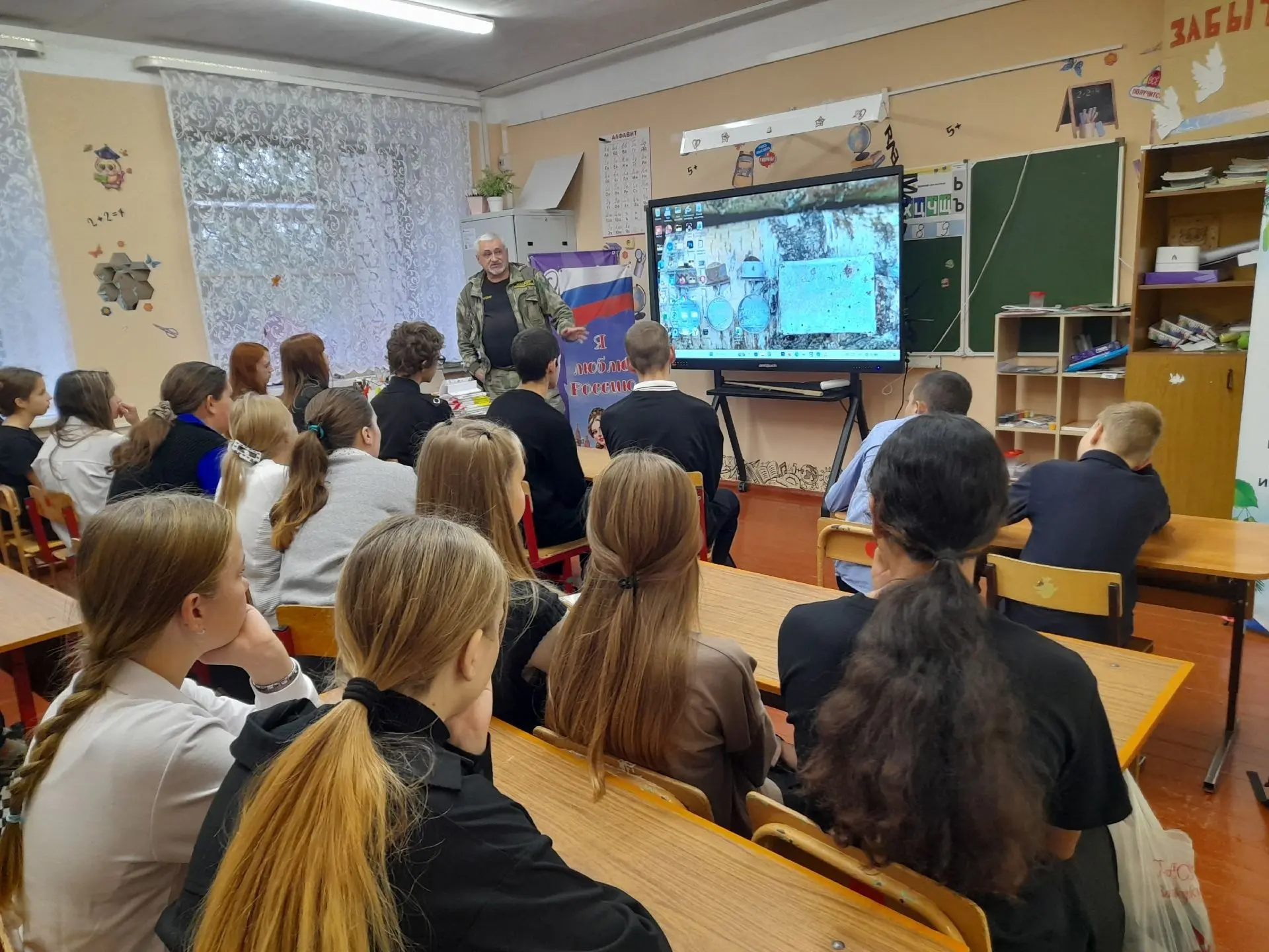 📜В школе МАОУ ОШ д. Федорково для старшеклассников провёл встречу руководитель поисков...