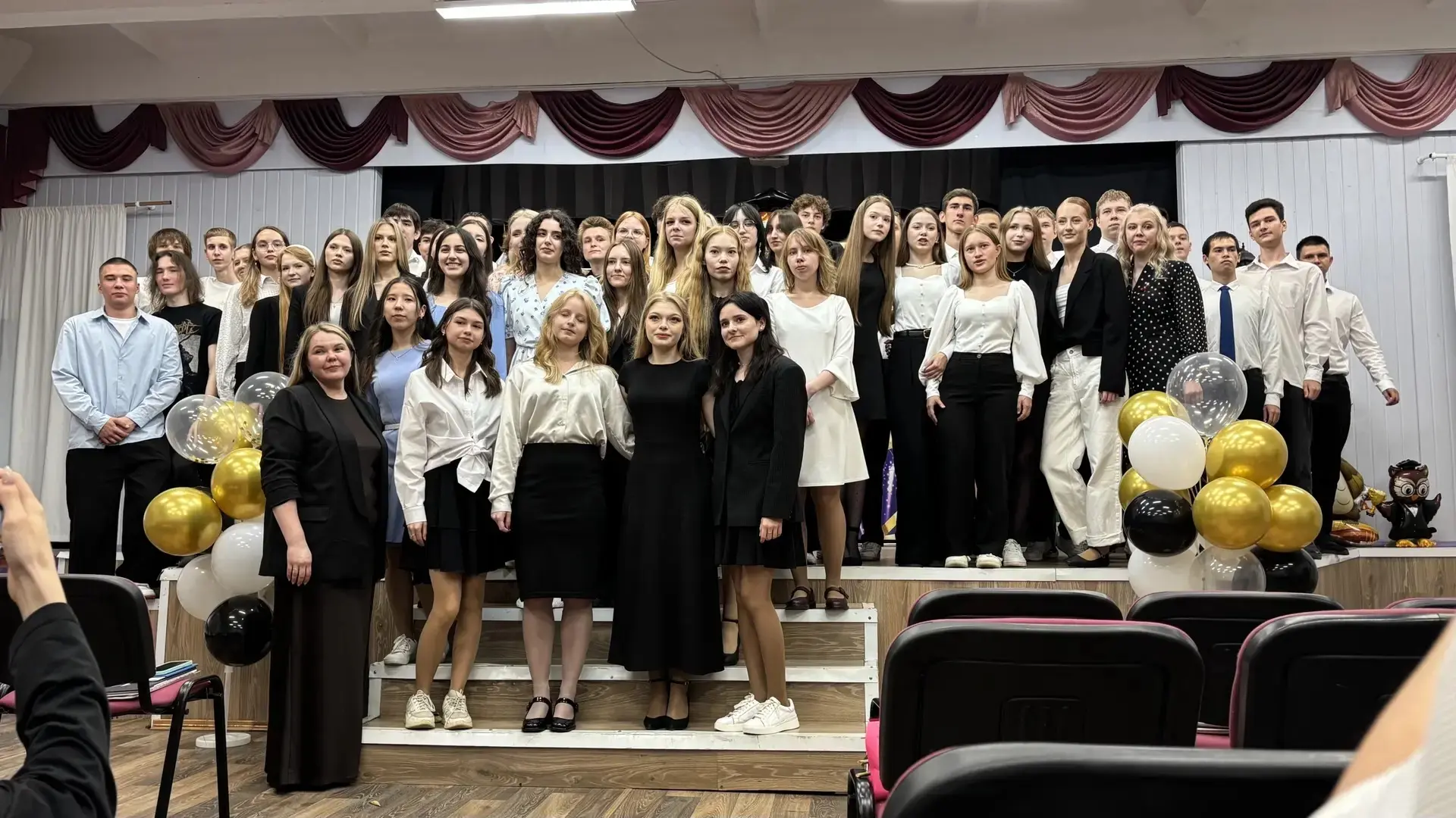 Поздравляем наших дорогих выпускников 11-х классов с получением аттестата! 🎉

Вот и наступил тот ос