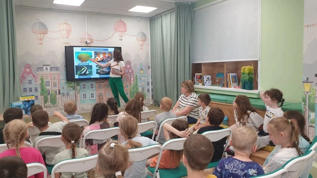 В библиотеке «Книгополис» состоялось увлекательное погружение в «Загадочный мир океана» для юных исс