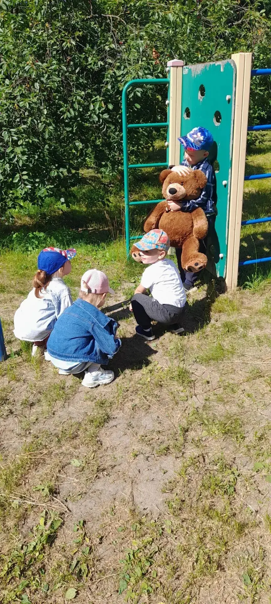 🐻🐻🐻
У медведя во бору грибы ягоды беру,
А медведь не спит и на нас рычит.
☀️Наши ребята весело пр