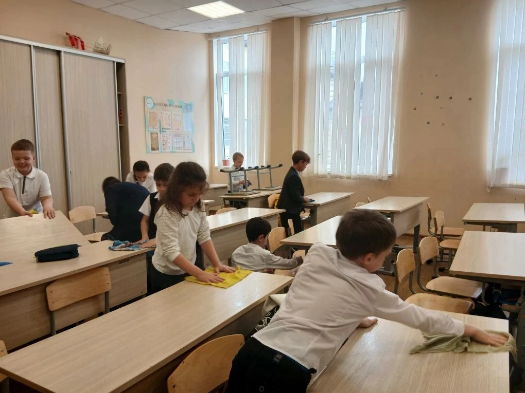 🌸Учащиеся начальных классов вчера приняли участие в еженедельной школьной акции "Чистый четверг".   