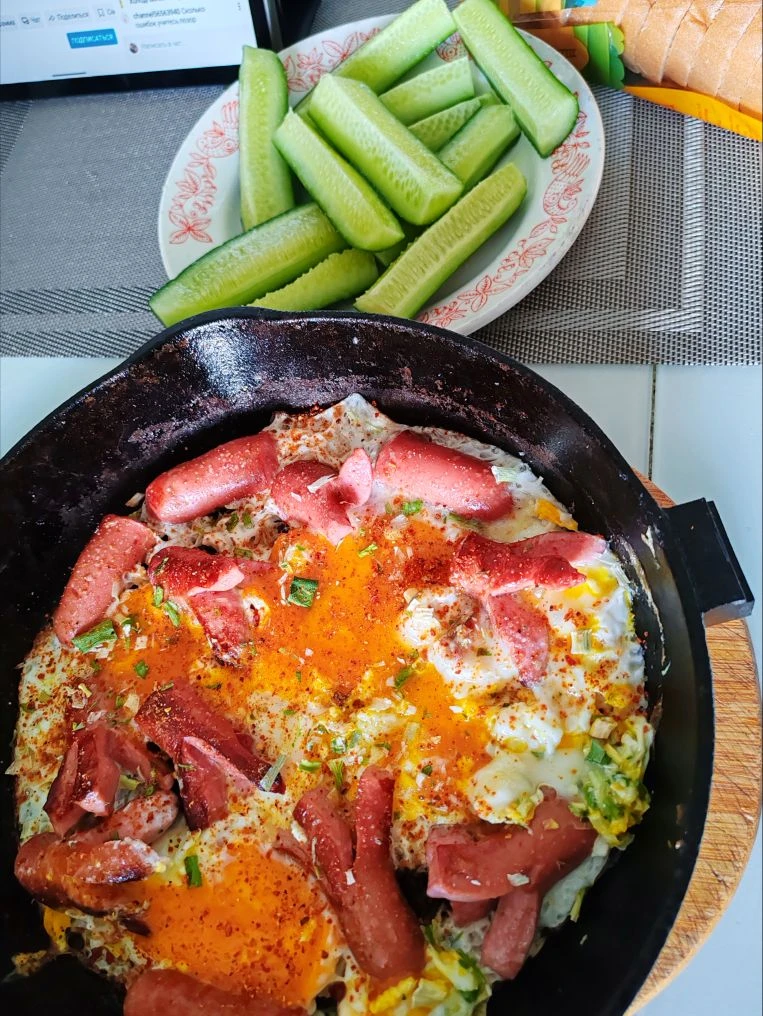А у нас такой обед сейчас, плюс гречка с маслом