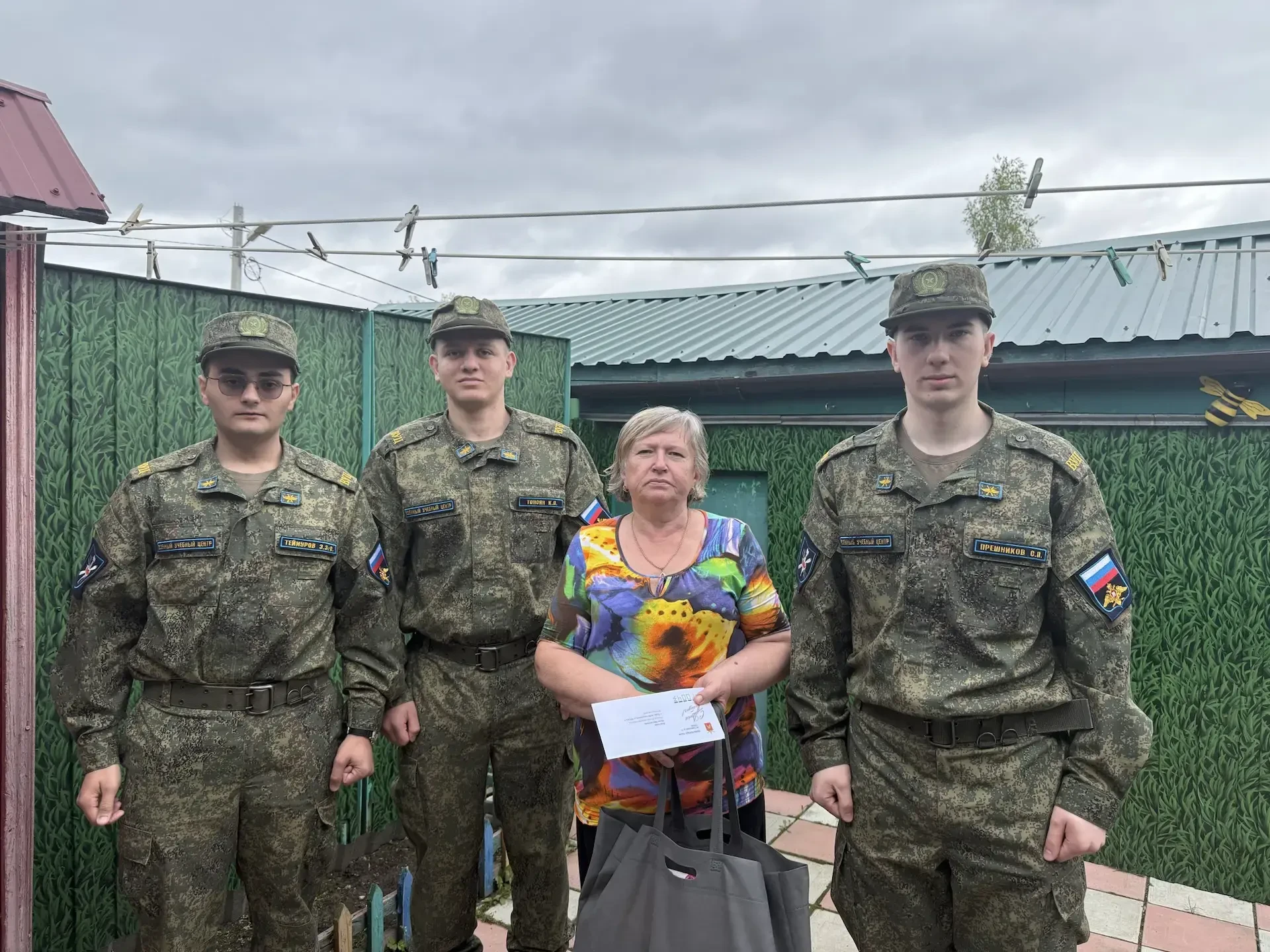 Курсанты и сотрудники Военного учебного центра накануне 9 Мая вручили подарки и поздрав...