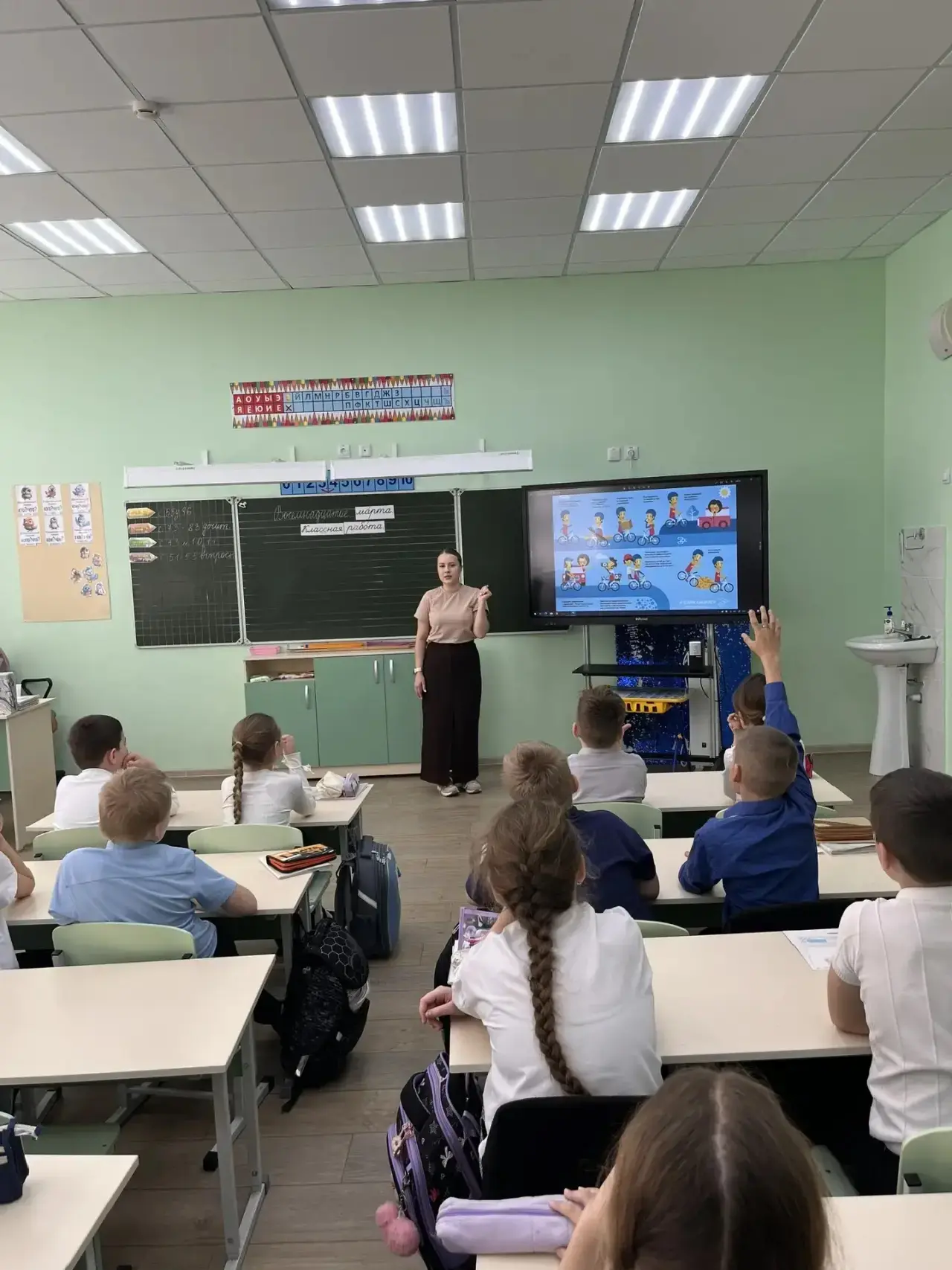 На днях повторили с учениками 3 «Г» класса правила безопасности  при езде на велосипеде🚲  🍀Кататься 