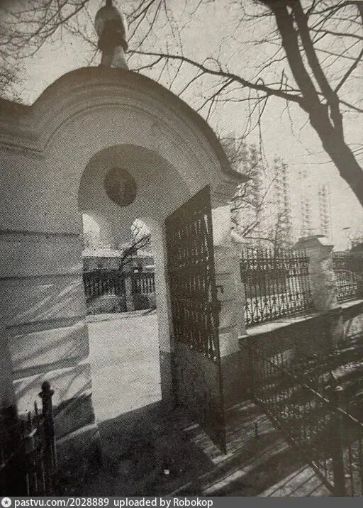 Вход на храмовую территорию. Вид на Солдатскую улицу.