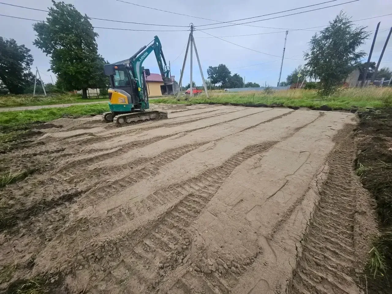 В поселках Ильичево и Красный Бор началось строительство новых детских площадок