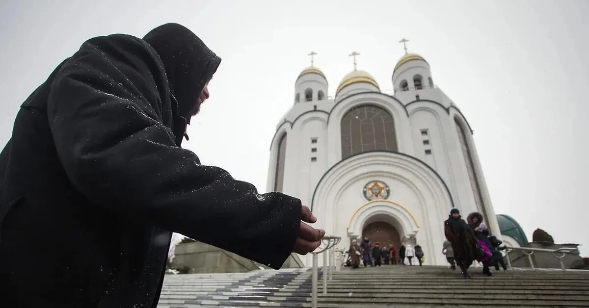 Как относиться к нищим у храма