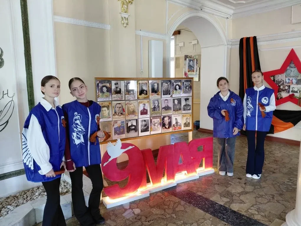 "ПАМЯТНЫЕ ДАТЫ"🔥  8 мая у входа в Первую гимназию волонтёры Победы 7-Б (кл.рук. Хараим О. Л.)и 4-Б (