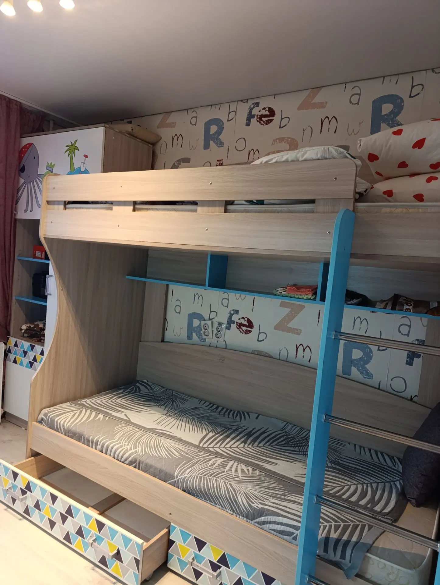 Продаётся двухъярусная кровать с выкатными ящиками, матрасы после химчистки. Рабочий ст...