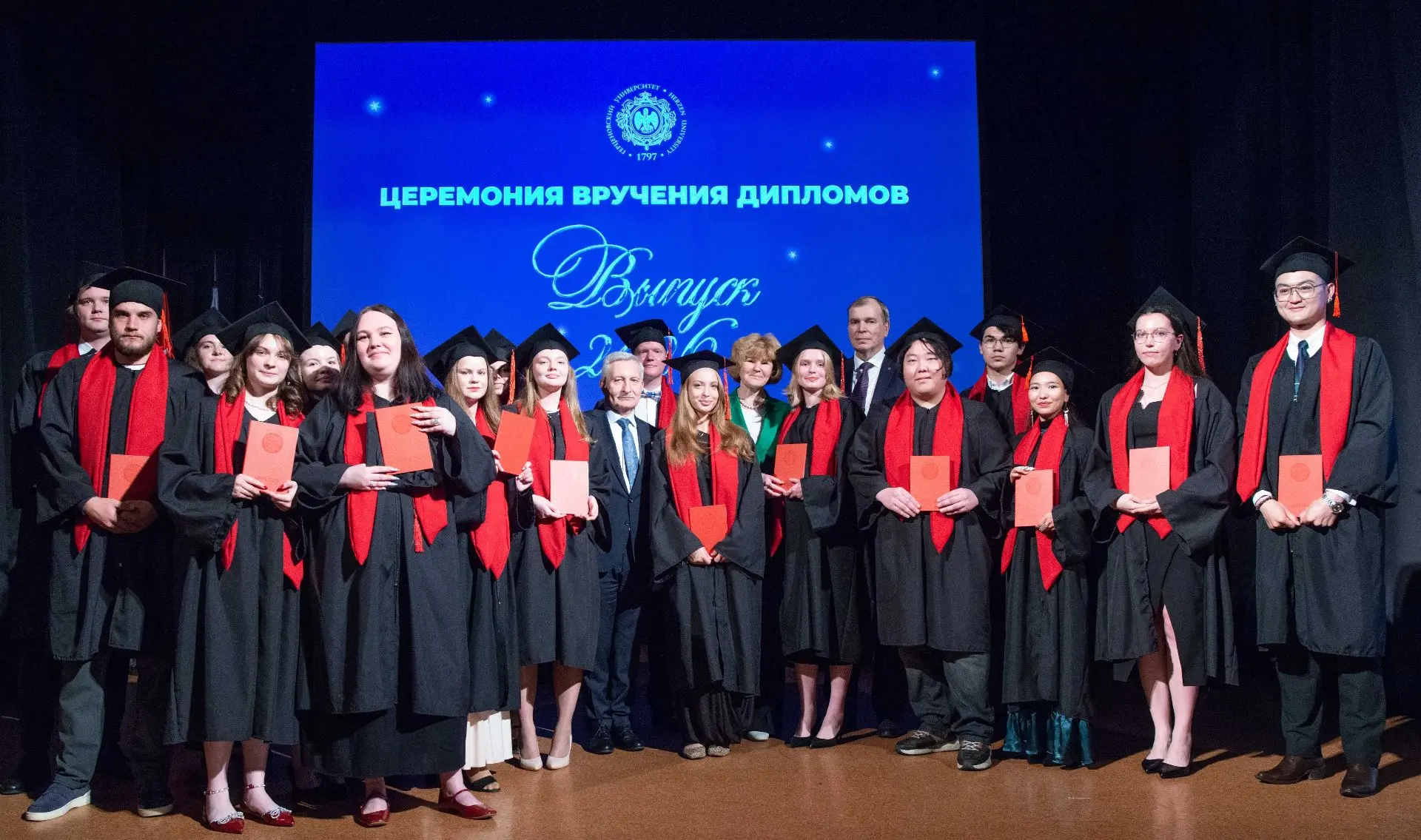 Лучшие из лучших: торжественное вручение красных дипломов!

6 июля в Колонном зале РГПУ им. А. И. Ге