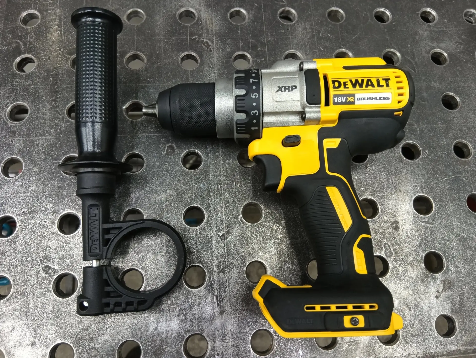 Продам дрель-шуруповерт Dewalt DCD991 оригинал в отличном состояние (тушка) цена 18т.р +79493781930 