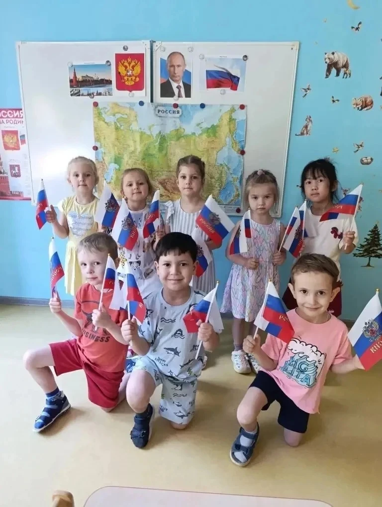#ДеньРоссии 
🇷🇺С Днем России вас поздравляет команда дошкольного отделения «На Васнецова».
 
Наши 